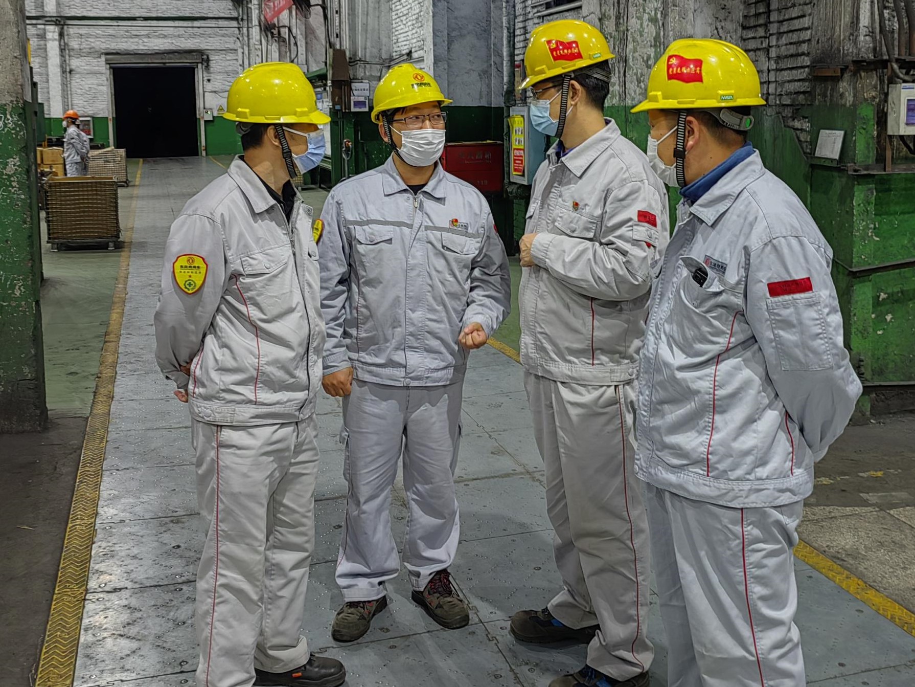 駐廠管理團(tuán)隊(duì)在一車間指導(dǎo)新品調(diào)試 (1).jpg